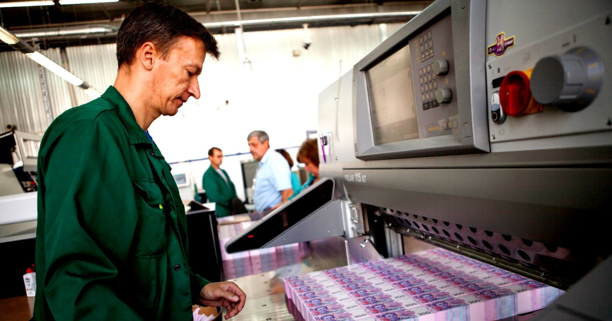 В Узбекистане изобрели защищенную бумагу — из нее будут делать деньги и документы