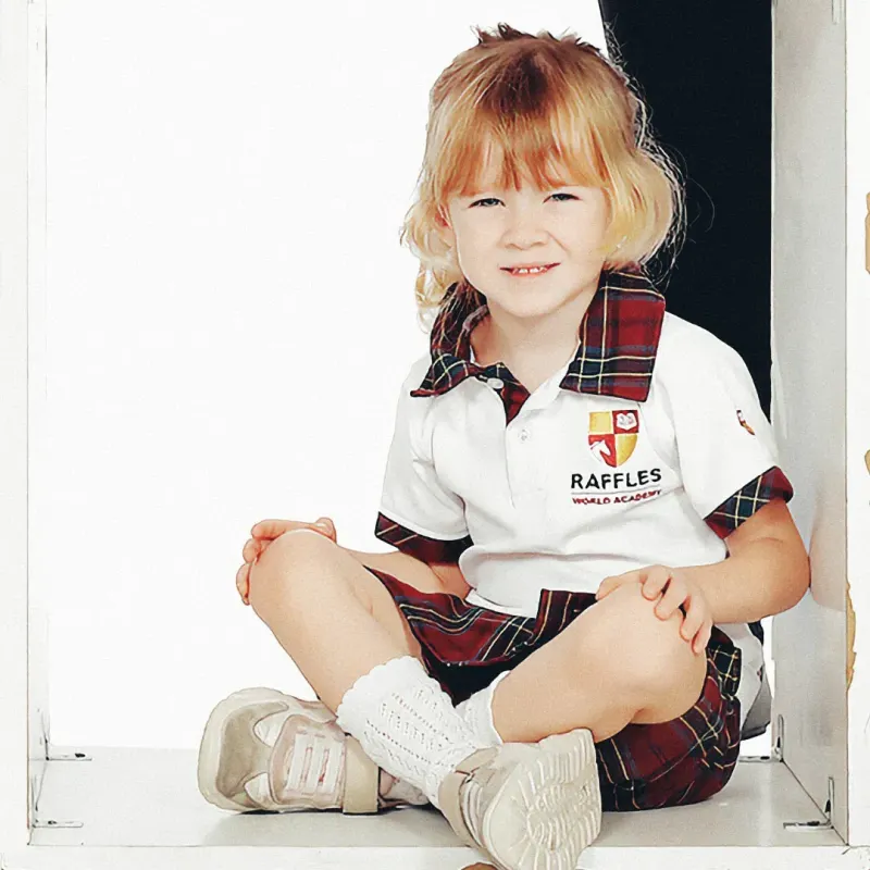 Daria sitting inside a cube in the class photograph