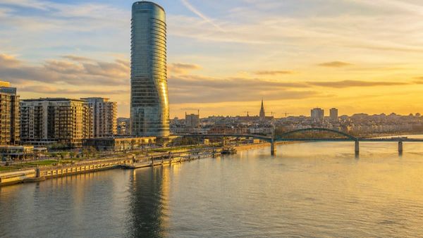 Аренда авто для семьи в Белграде в 2026: 7 мест, детские кресла и цены