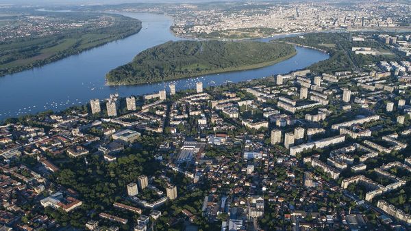 Белград с высоты: Земун, Большой военный остров и слияние Савы и Дуная, Сербия