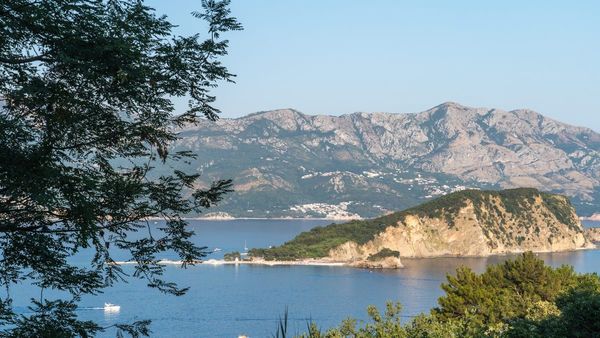 Будва, Черногория: залив и остров Святого Николая с крепости Могрен