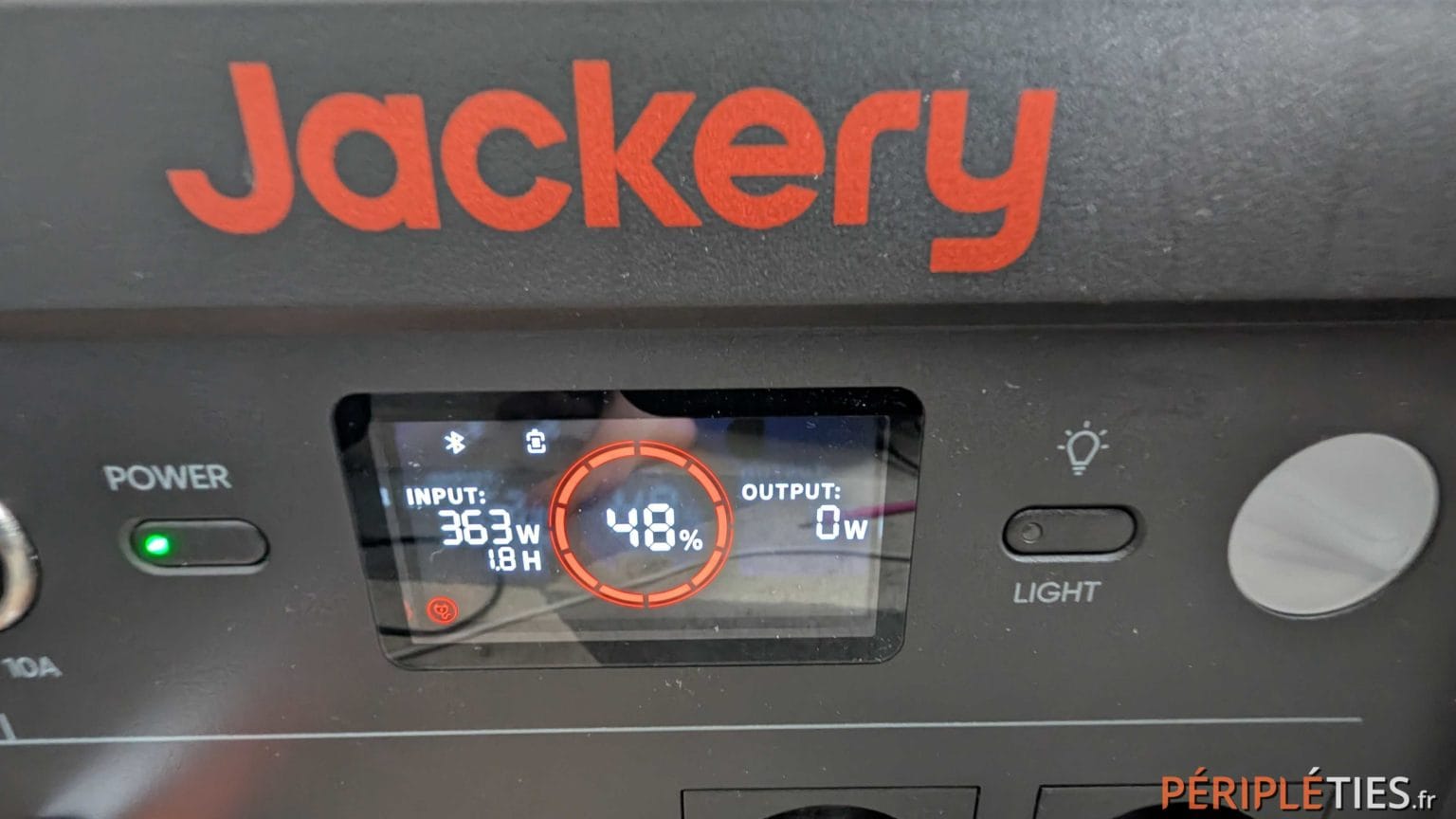 The screen shows input, output and battery level
