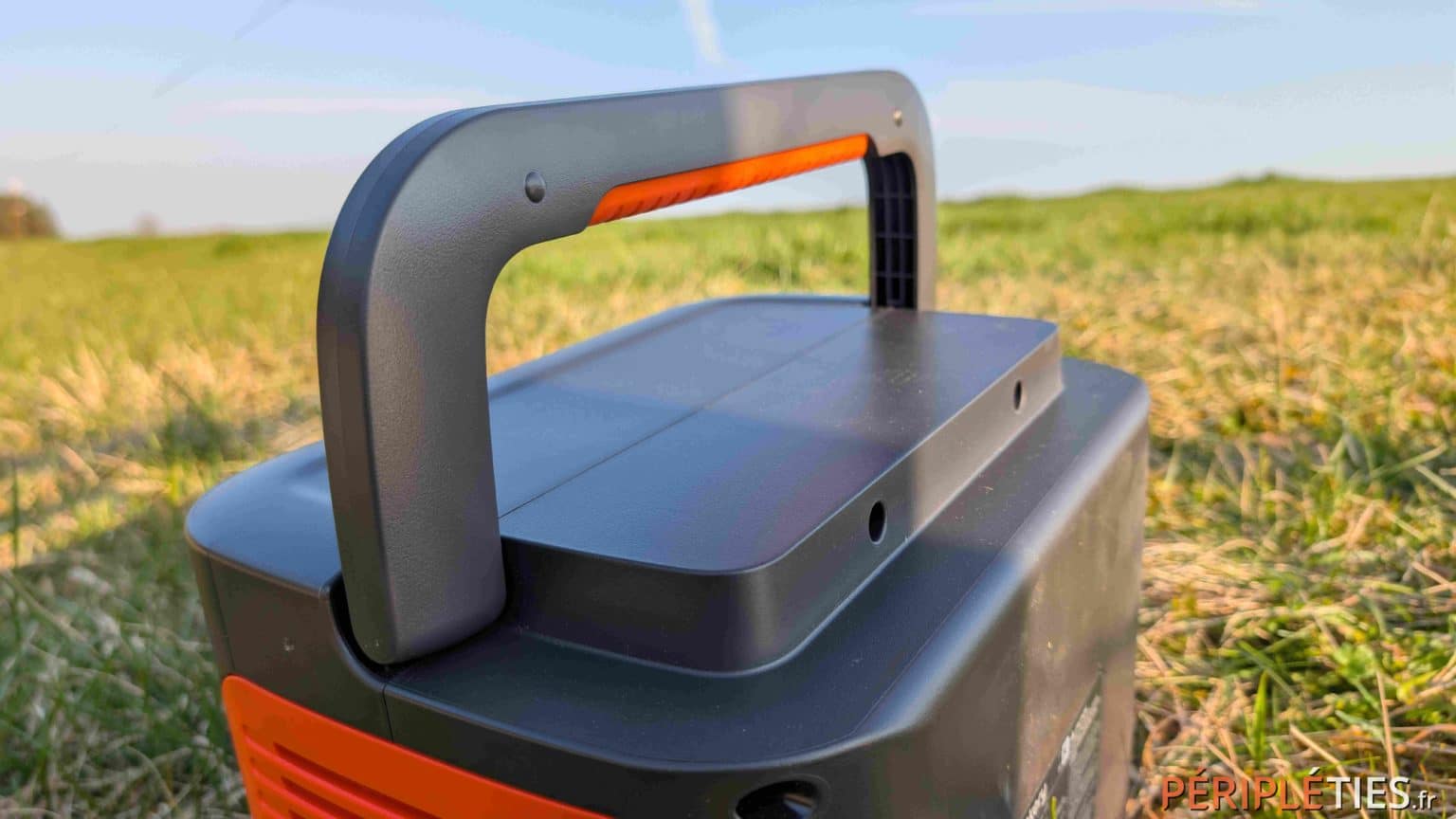 The handle folds flat into the casing