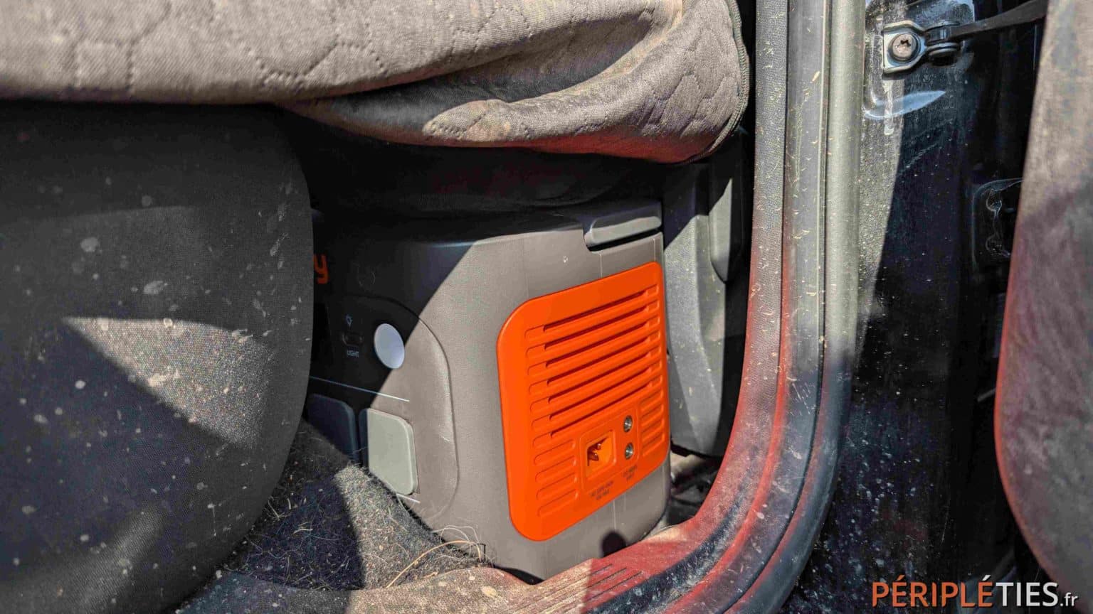 Placed at the foot of the seat to clean the interior