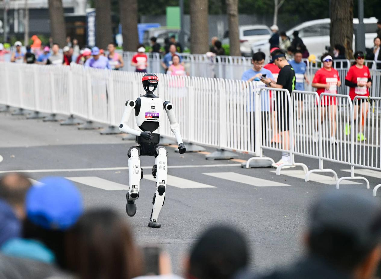 Humanoid Robot 'Lightning' Shatters Half-Marathon Record in Beijing
