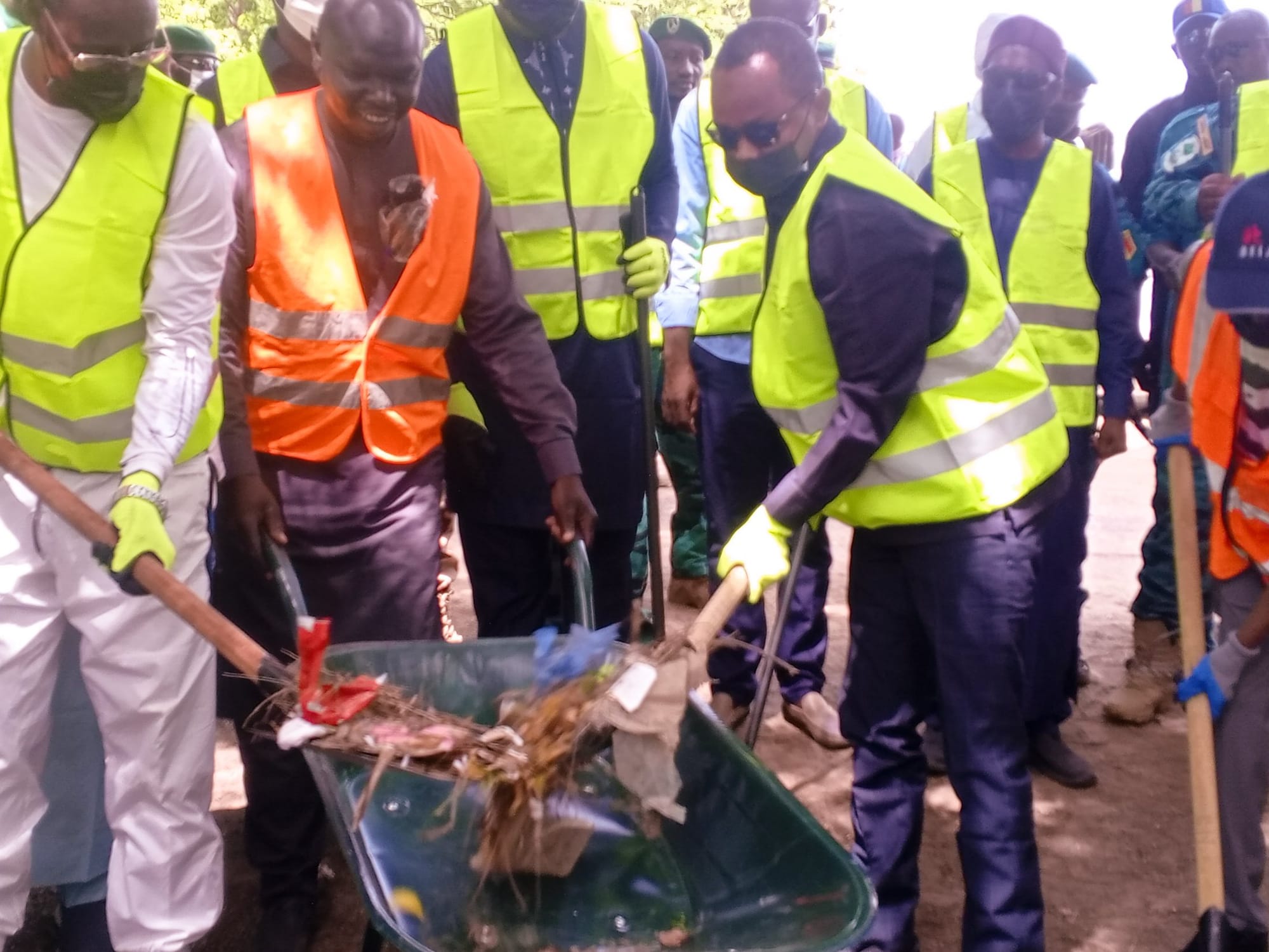 Nettoyage citoyen à N'Djamena : le ministre de l'Environnement en action
