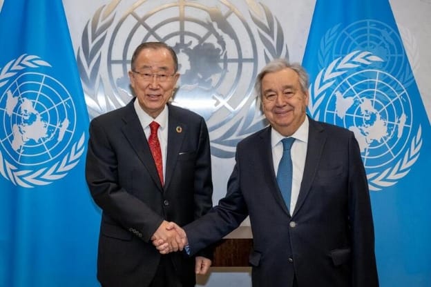 L'actuel secrétaire général de l'ONU, António Guterres (à droite), rencontre Ban Ki-moon, ancien secrétaire général de l'ONU. Photo : Photo ONU/Loey Felipe
