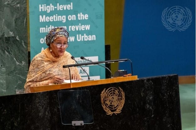 La vice-secrétaire générale Amina Mohammed s'exprime lors de la réunion de haut niveau de l'Assemblée générale consacrée à l'examen à mi-parcours du Nouvel Agenda urbain (16-17 juillet). Photo: ONU/Manuel Elías