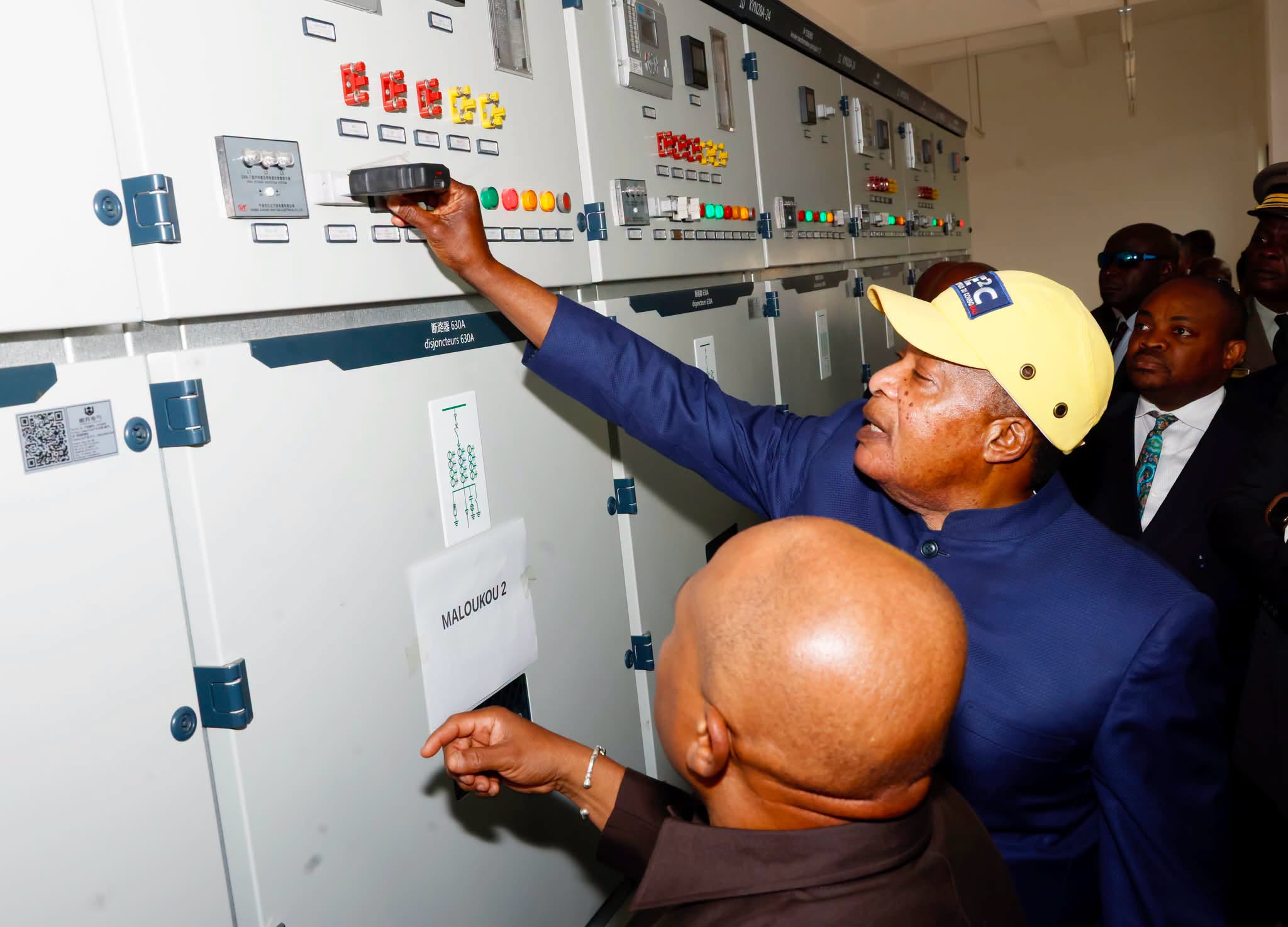 Congo : Denis Sassou-N’Guesso lance une ligne électrique et visite une usine de montage de tracteurs à Maloukou