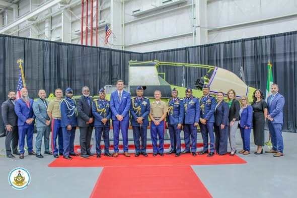Nigeria : le chef d'état-major de l'armée de l'air chez Bell Textron pour les hélicoptères AH-1Z Viper