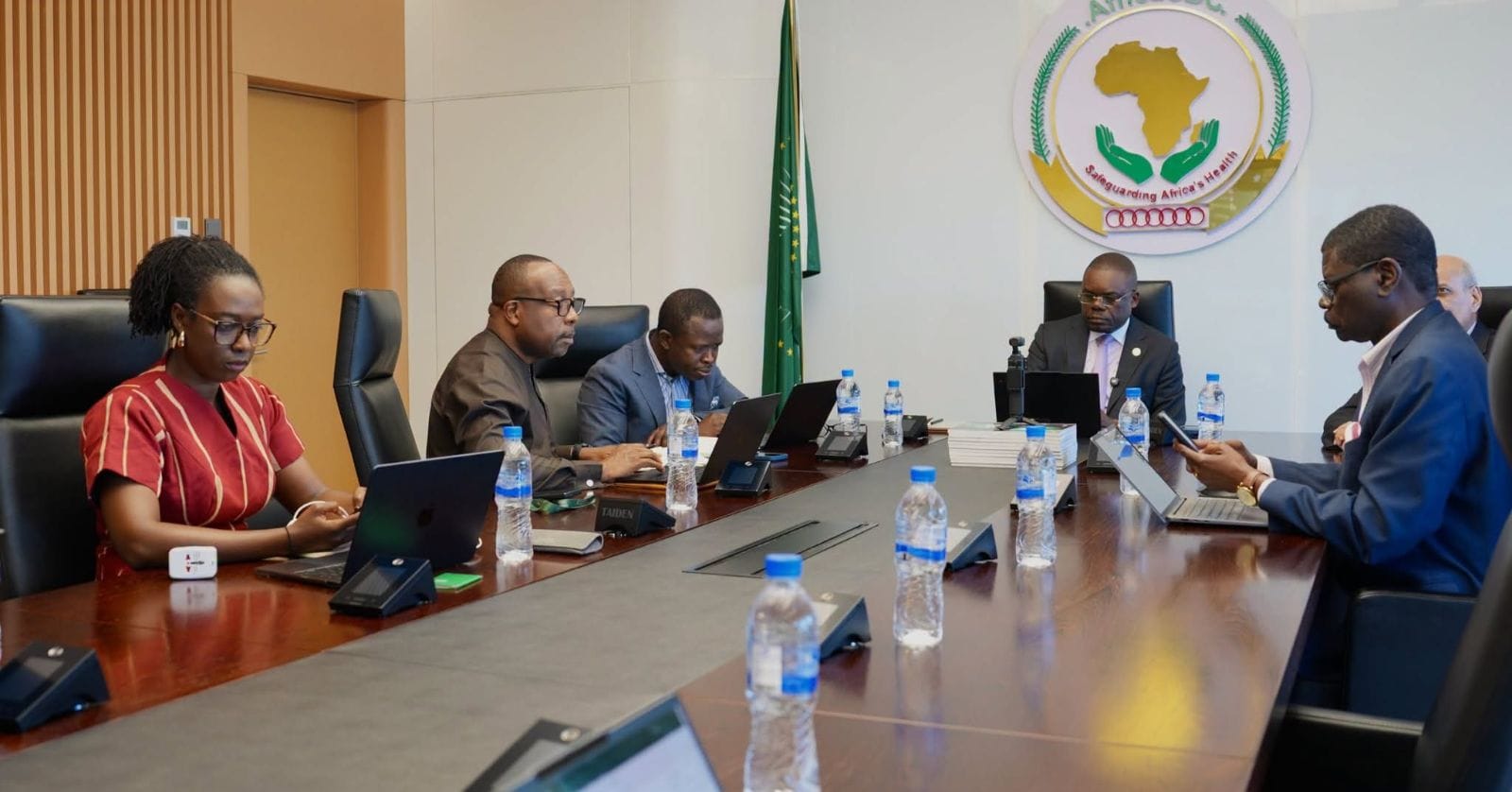 Ebola : les ministres de la Santé s'engagent à renforcer la surveillance aux frontières