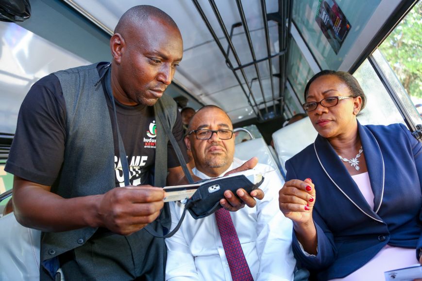 Sicily Kariuki, Service publique, Secrétaire général de la jeunesse et pour la parité des sexes (à droite) et Simon Kimutal, 