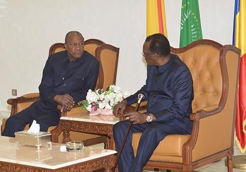 En escale au Tchad, Alpha Condé s'entretient longuement avec Déby à l'aéroport et repart