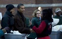 Obama distribue de la nourriture aux pauvres dans une église de Chicago.