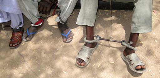 Des détenus enchainés dans une maison d'arrêt au Tchad. Crédits : Sources