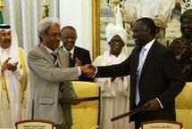 Khalil Ibrahim (d), leader des rebelles du JEM et Amin Hassan Omar, réprésentant du gouvernement soudanais, le 17 février 200