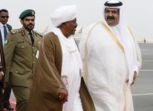 Omar el-Bechir, accueilli par l'émir du Qatar, cheikh Hamad ben Khalifa Al-Thani, à son arrivée à Doha pour le sommet arabe, 