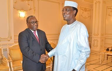 Séance de travail au palais présidentiel entre le Président de la République du Tchad et le Vice-Président soudanais Hassabo 