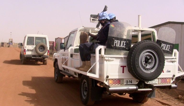 Des policiers maliens en patrouille avec des Casques bleus de la Minusma, le 18 mai 2016 à Gao, dans le nord du Mali / © AFP/