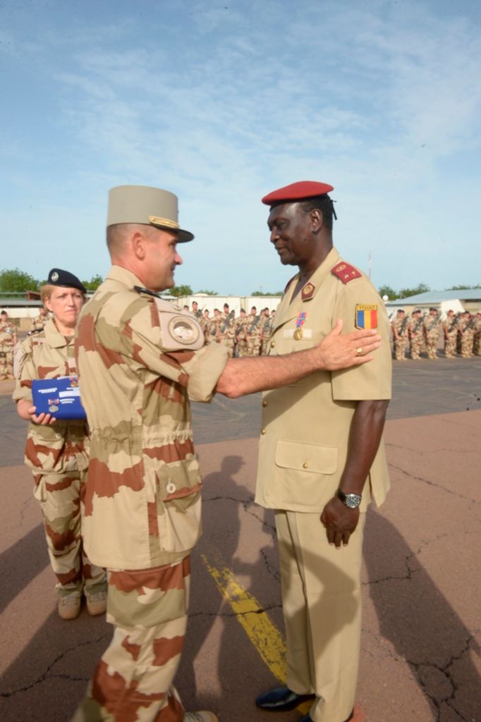 Des officiers tchadiens et américains décorés par la Force Barkhane