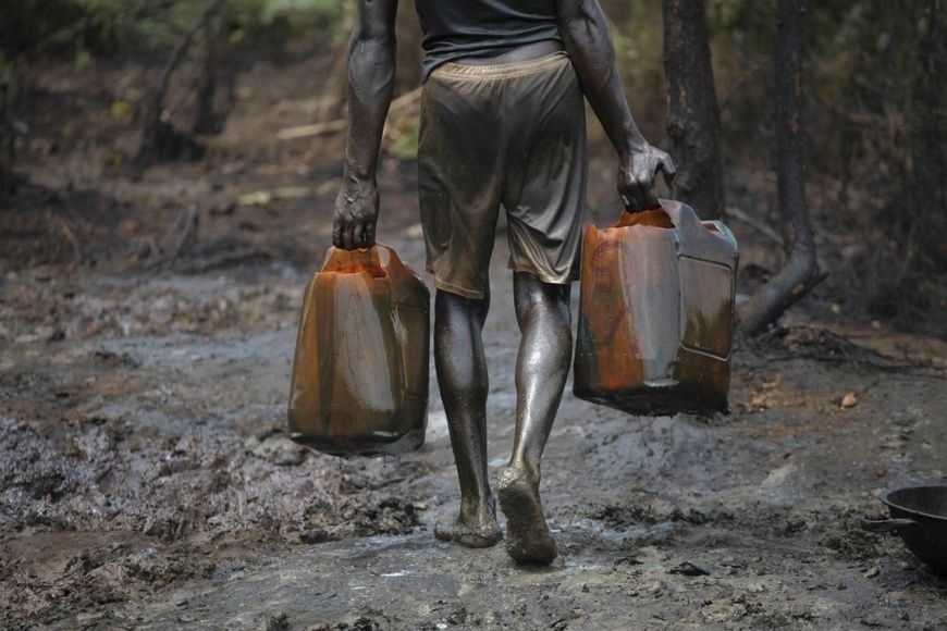 Dans une raffinerie illégale. Au Nigeria, des milliers de personnes participent à ce détournement de pétrole, connu localemen