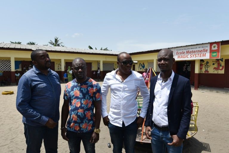 Magic System à l'école maternelle qu'il a créé dans son quartier natal d'Anoumabo, à Abidjan, en Côte d'Ivoire, le 29 mai 201