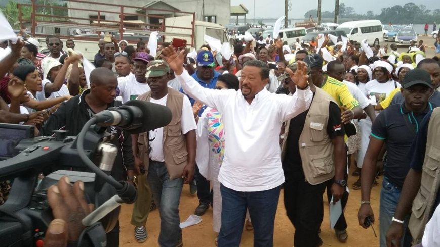 Jean Ping entouré de partisans. Crédit photo : Sources