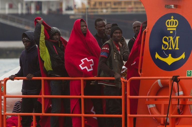 Un groupe de migrants arrive dans le port espagnol de Malaga à bord d'un bateau des garde-côtes qui les a secourus en mer le 