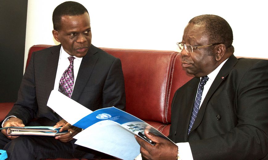 Antonio Pedro (à gauche), reçu par le ministre camerounais du Commerce, Luc Magloire Mbarga Atangana (à droite).