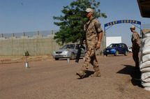 Un poste de sécurité du camp européen armé par des militaires suédois au Tchad.