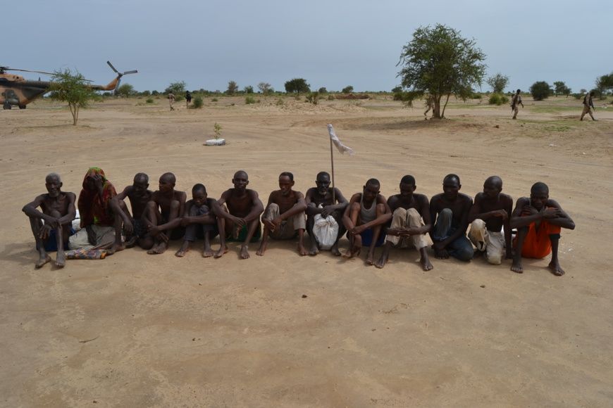Des combattants de Boko Haram fait prisonniers par les forces mixtes de la zone de défense n°1. photo : Alwihda Info