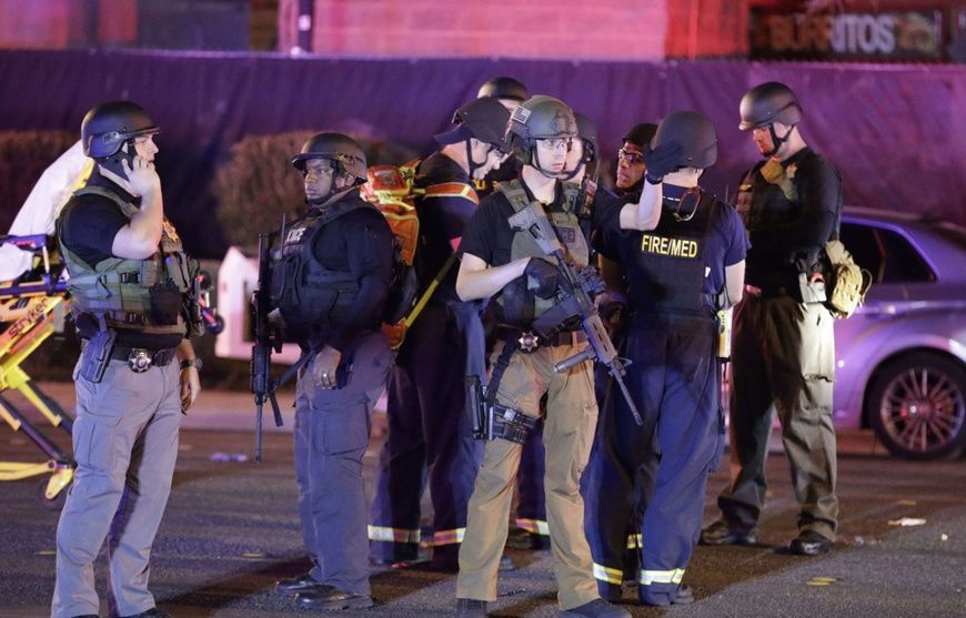 Des policiers sécurisent les abords du Mandala Bay Hotel, à Las Vegas, après la fusillade qui a fait au moins 20 morts. — Joh