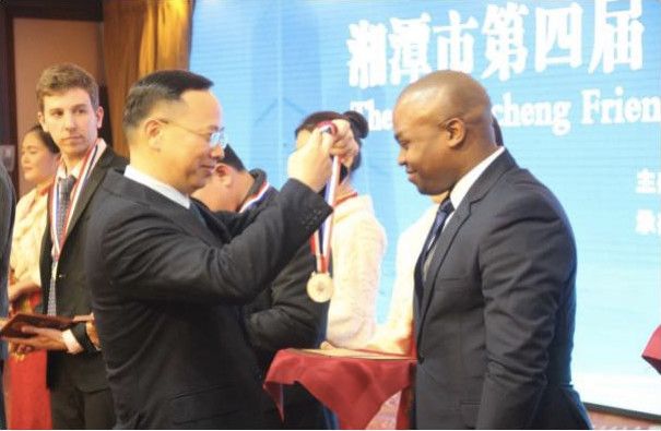 Remise de médaille au Dr. Igor-Mathieu Gondje-Dacka par le Maire de la ville de Xiangtan, Monsieur Tan Wensheng