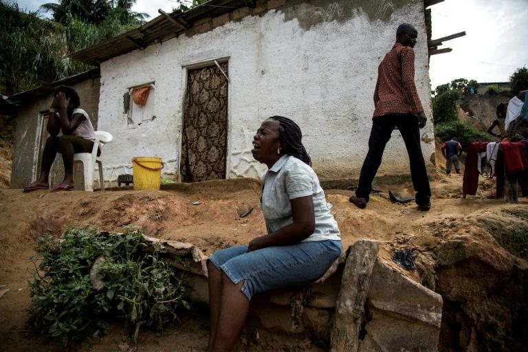 Une femme pleure ses proches tués dans un éboulement de terrain à Kinshasa, en RDCongo, le 5 janvier 2018 / © AFP/Archives / 