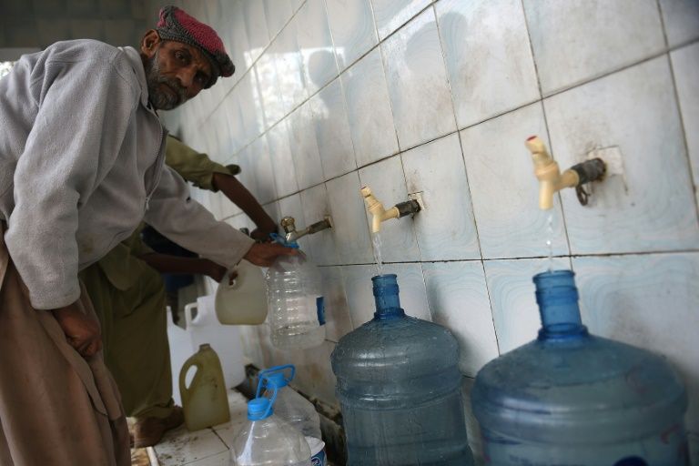 Un homme remplit des bouteilles d'eau dans une station de traitement à Islamabad, le 14 décembre 2017 / © AFP/Archives / Faro