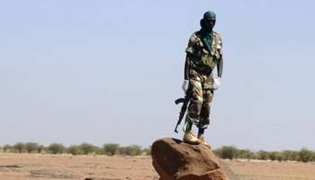 Un soldat nigérien surveille une route entre Agadez et Arlit, le 26 septembre 2010. © AFP