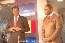 Le président tchadien Idriss Déby en visite aux locaux de Africa 24 à Paris.