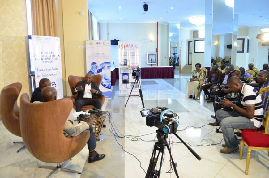 Le coordonnateur Didier Miehakanda échangeant avec la presse.