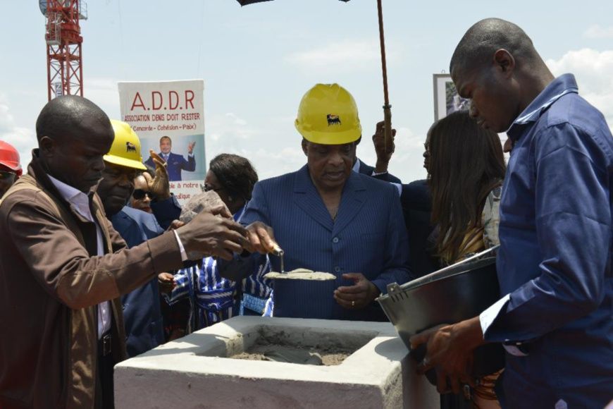 Denis Sassou N'Guesso posant la première pierre du centre d'excellence d'Oyo
