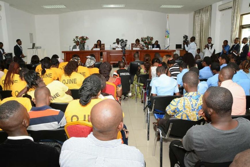Une vue du public et des conférenciers à la conférence débat