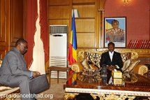 Le Secrétaire général de la CEEAC, M. Louis Sylvain Goma avec le Président tchadien Idriss Déby au Palais. / Présidence Tchad