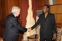 Poignée de main au Palais Présidentielle entre le Président tchadien et le Sous-secrétaire général des Nations unies chargé d
