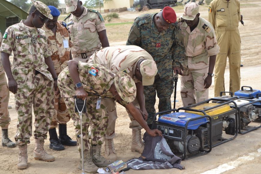 Des soldats tchadiens et nigérians de la zone de défense n°1 de la force mixte multinationale au Nigéria. Crédits photo : Alw