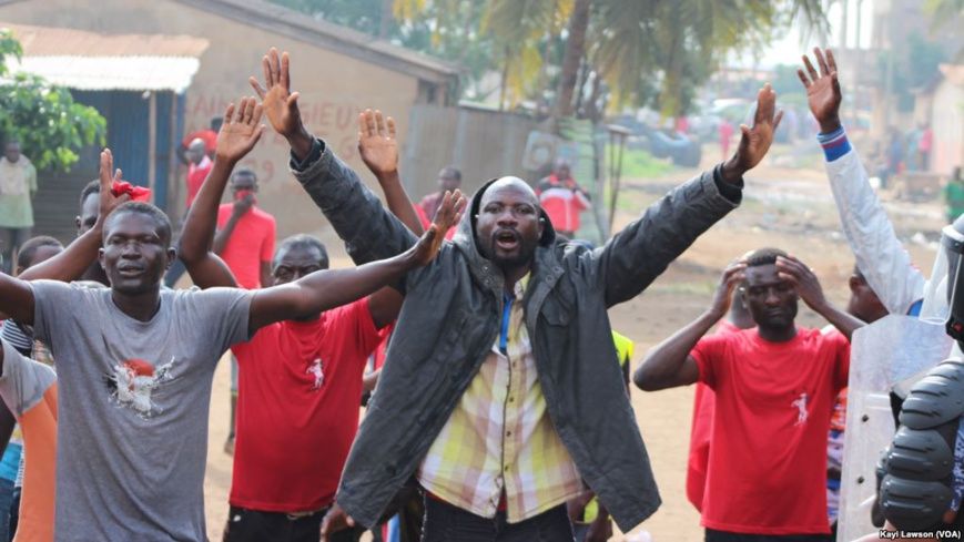 Mains levées, quelques manifestants essaient d’entamer une marche avant d’être dispersés à Lomé, Togo, 19 août 2017. (VOA/Kay