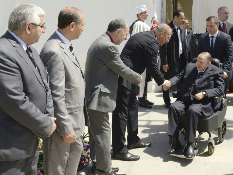 Photo fournie par l'agence officielle algérienne APS montrant le président algérien Abdelaziz Bouteflika à son arrivée pour l