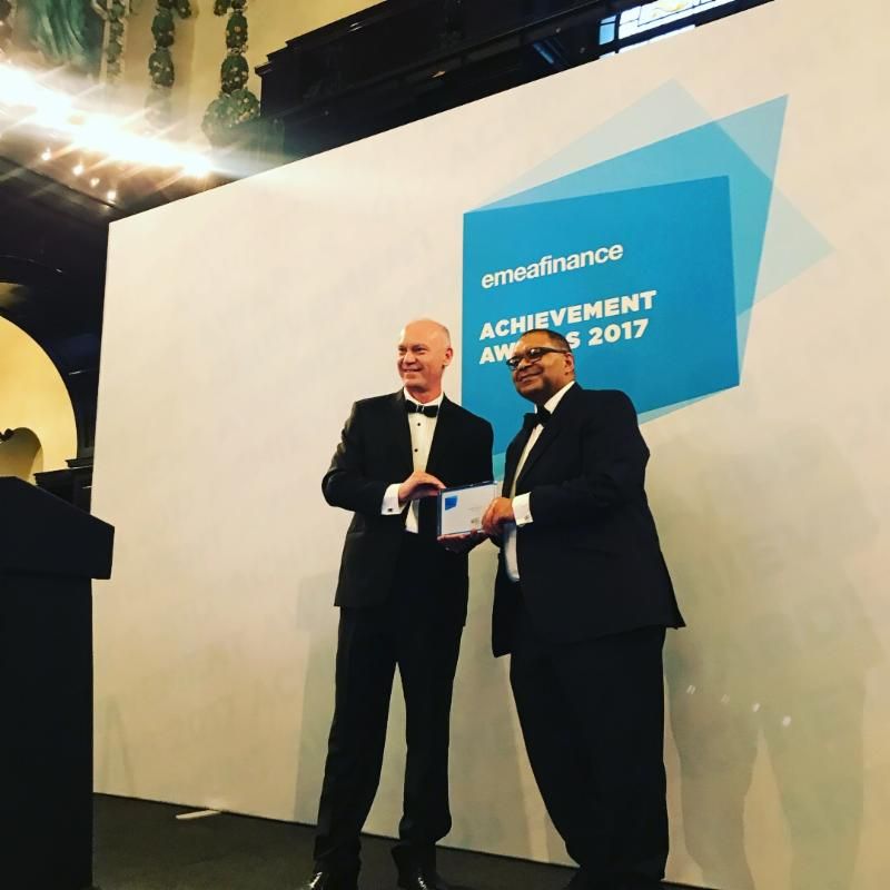 Andrew Alli, président-directeur général de l'Africa Finance Corporation reçoit des mains de Christopher Moore, président-dir