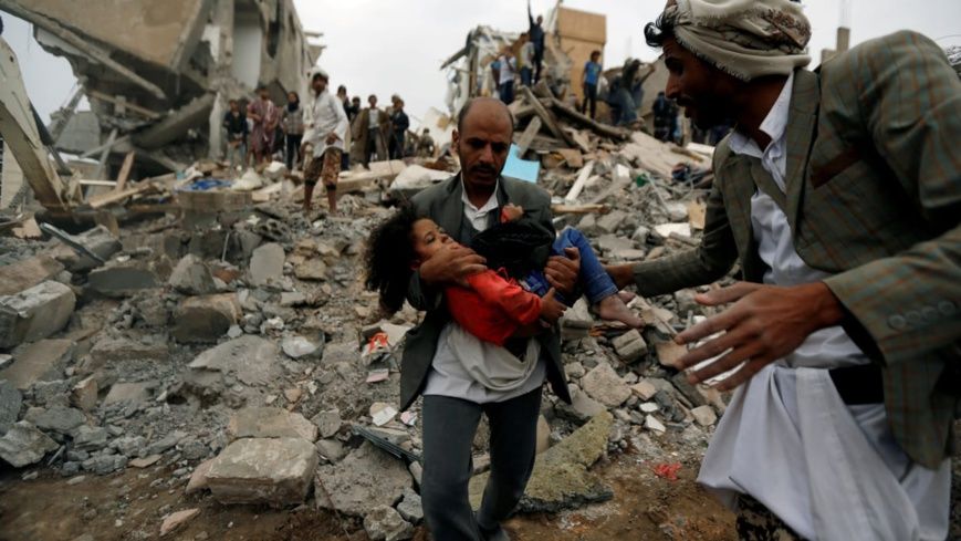 Un homme porte une fillette blessée, sauvée d'une attaque aérienne dirigée par l'Arabie saoudite à Sanaa, au Yémen Photo : Re