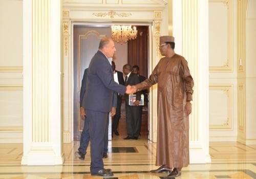 Poignée de main ce jeudi 9 août entre le président tchadien et le vice-président de la société turque Summa. N'Djamena, Tchad