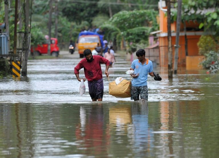 Des Indiens transportent de la nourriture et de l'eau pour les déplacés des inondations, dans le district d'Alappuzha, dans l