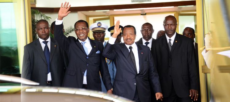 Idriss Déby accueilli par son homologue Paul Biya à l'aéroport du Cameroun le 22 mai 2014. Crédits photo : Présidence Camerou